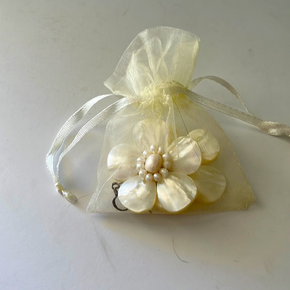 Beautiful shell and pearl flower earrings